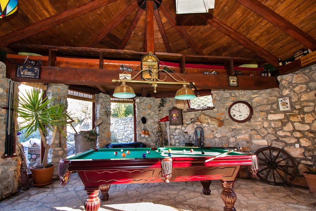 billiard & game room